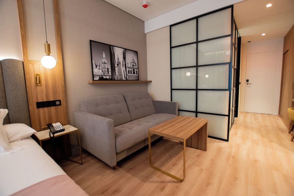 Giralda Center Hotel 24/40