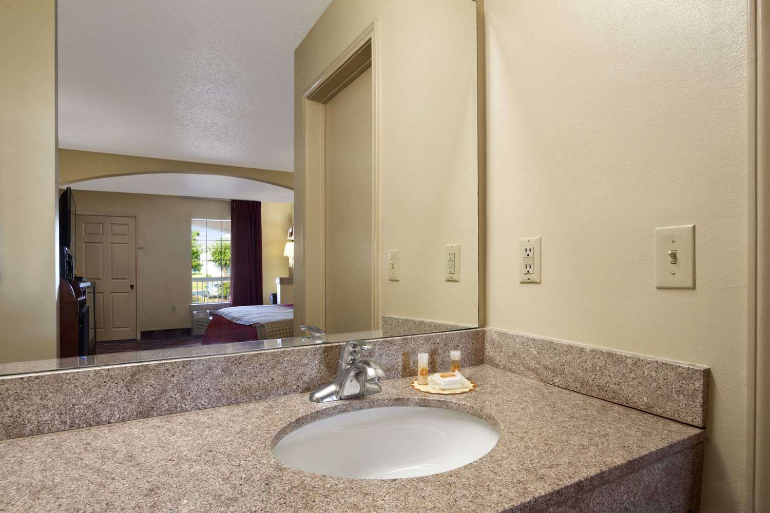 Days Inn Suites By Wyndham Tuscaloosa Univ of Alabama 4/5