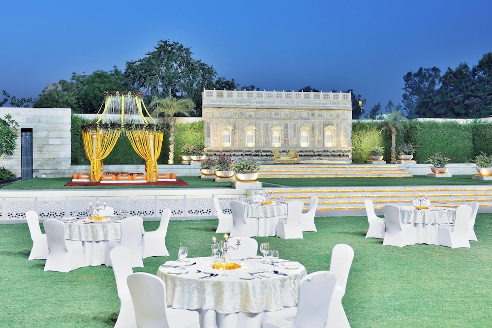 Courtyard By Marriott Agra 55/72
