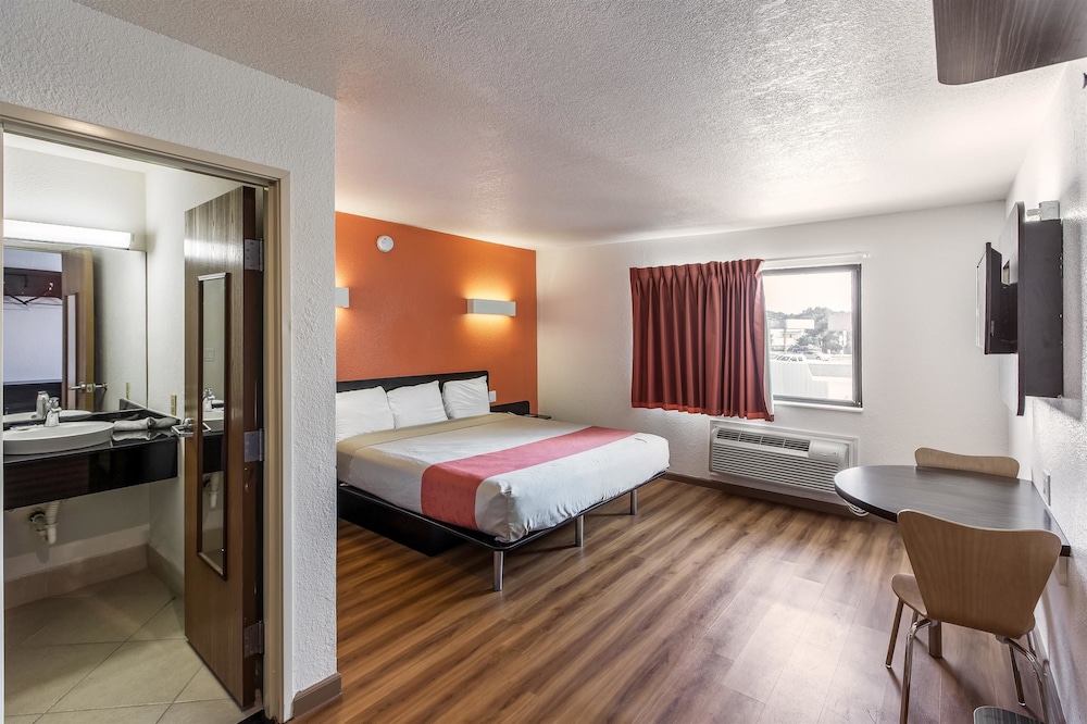 Motel6 Dallas, TX - South 12/43