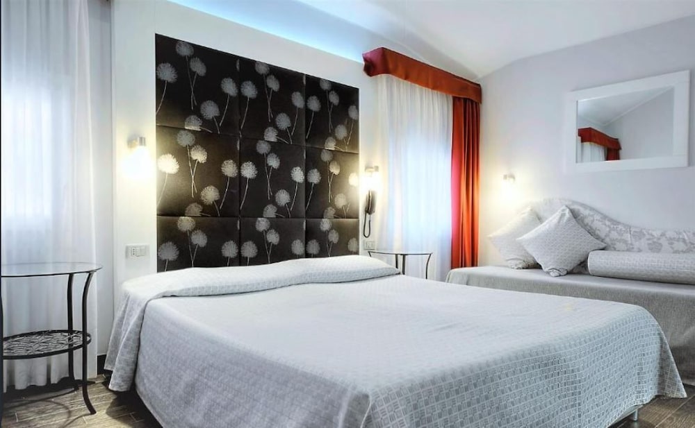 Aaron Hotel 7/54