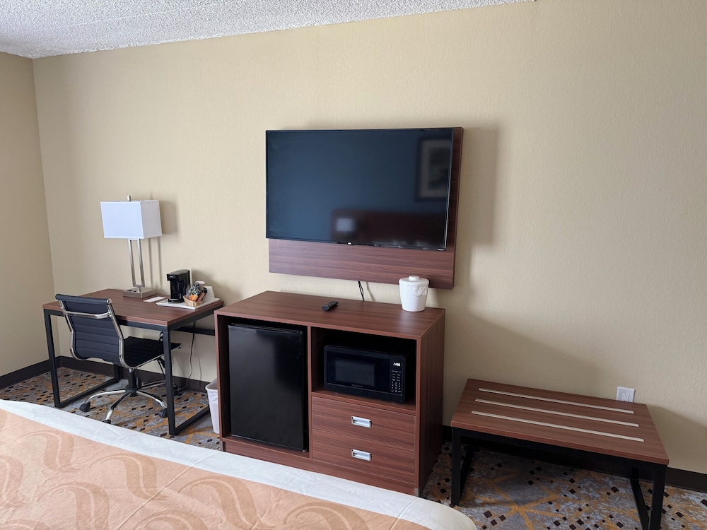 Holiday Lodge Hotel &amp; Conference Center 39/50