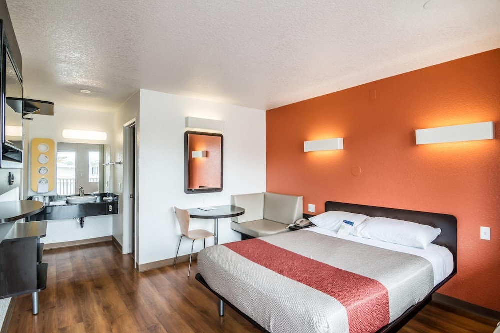 Motel6 Ventura, CA - Beach 33/58