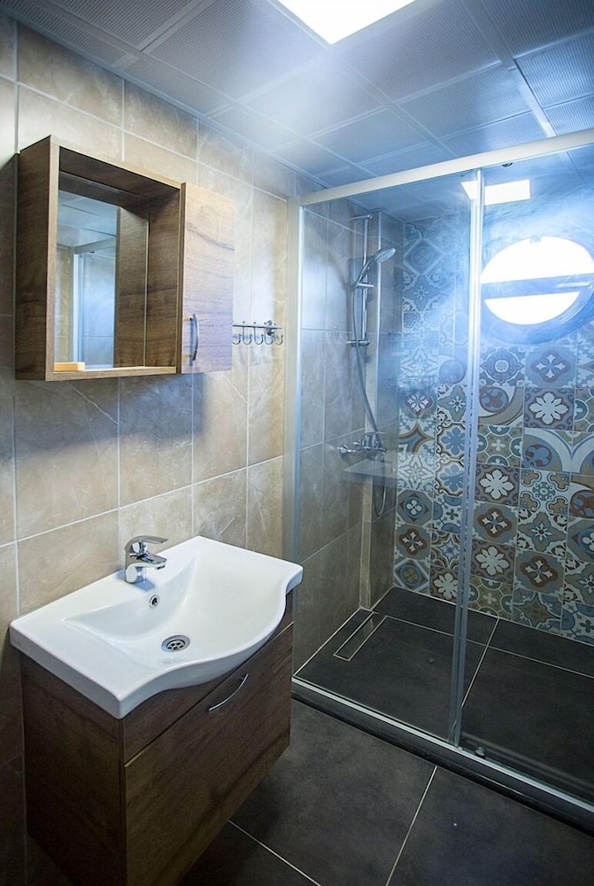 Tenedion Hotel 25/25