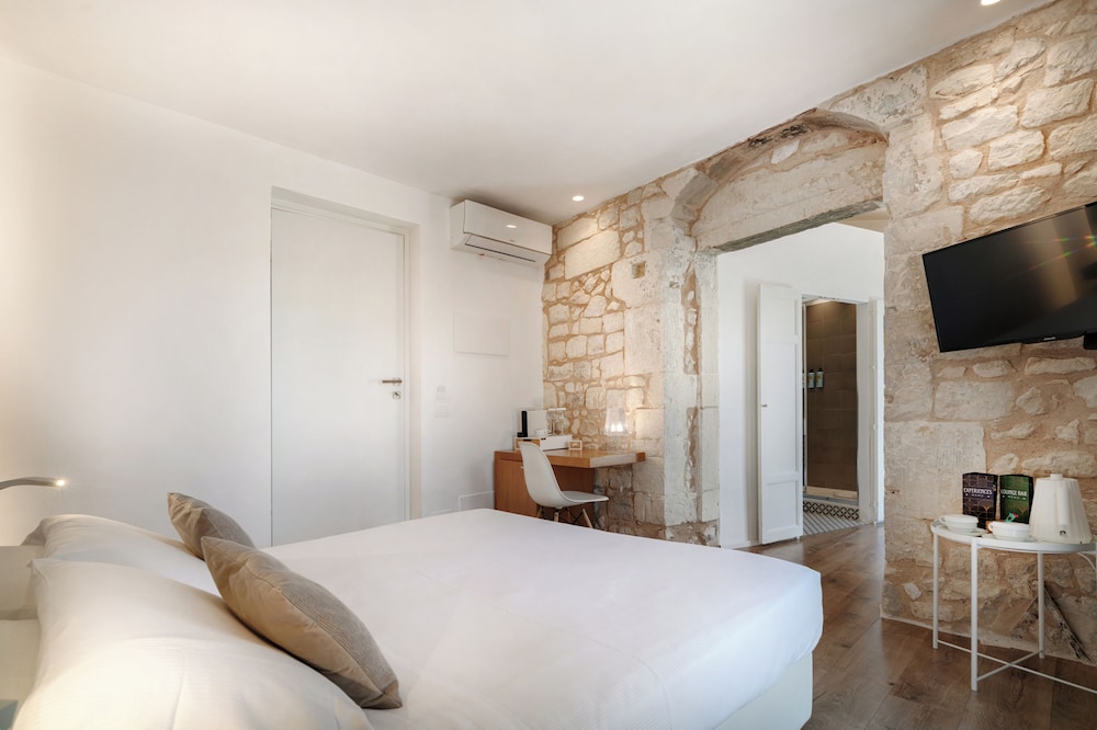 Deluxe, Double or Twin Bed, Balcony 8/10