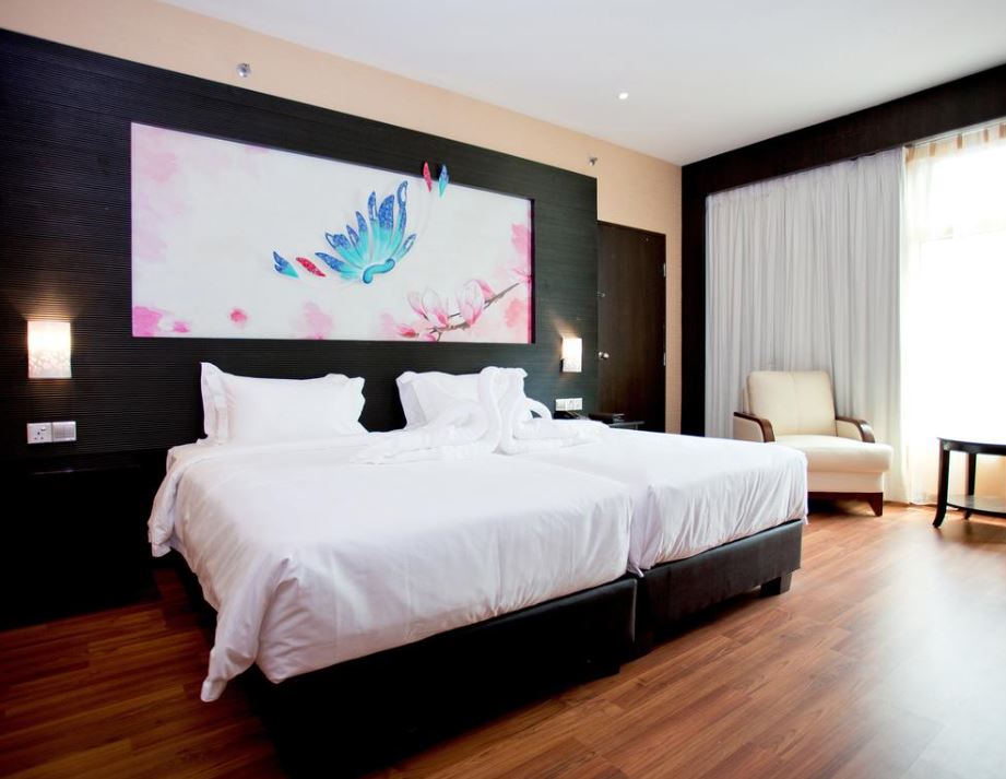 Deluxe, Twin Beds, City View