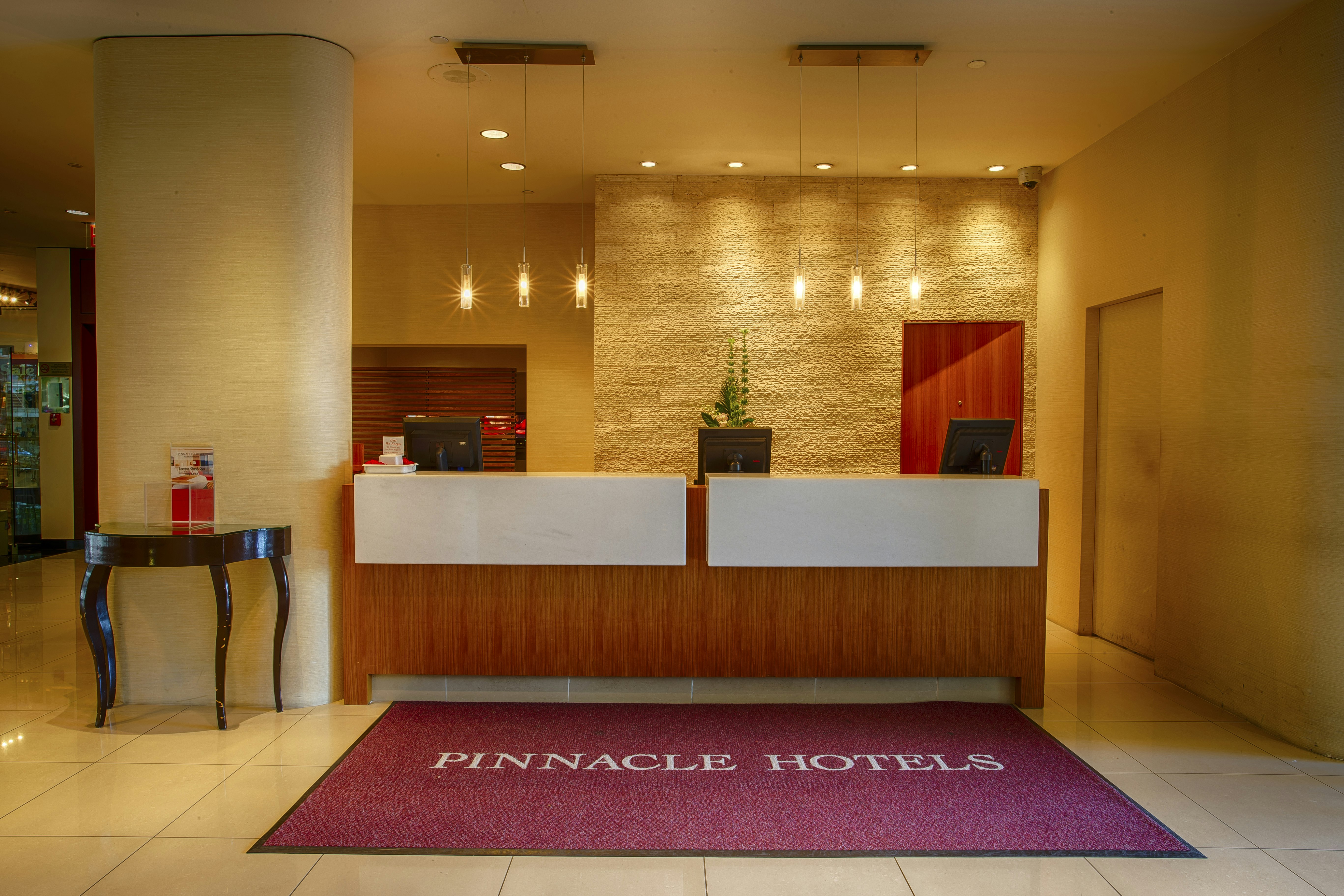 Pinnacle Vancouver Harbourfront (Ex Renaissance) 7/57