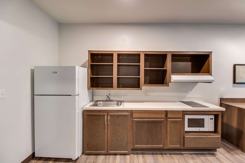 WoodSpring Suites Bakersfield Airport 17/27