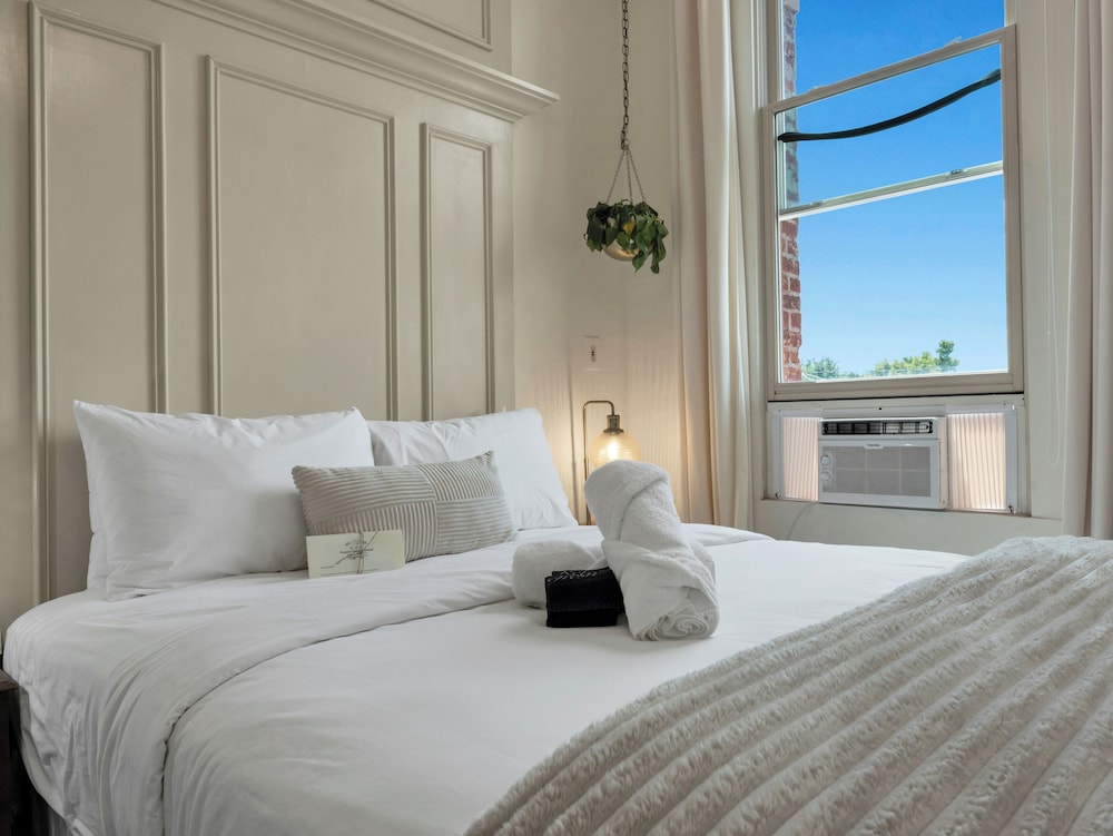 2 ROOMS, SUITE, QUEEN BED