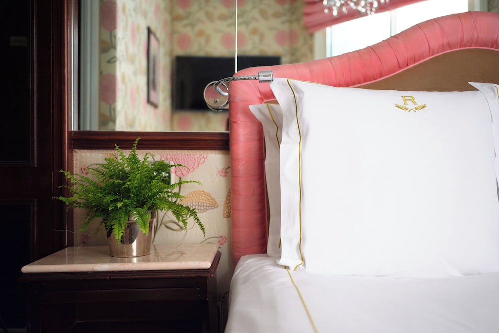 Classic, Queen Bed, Rubens At the Palace 3/9