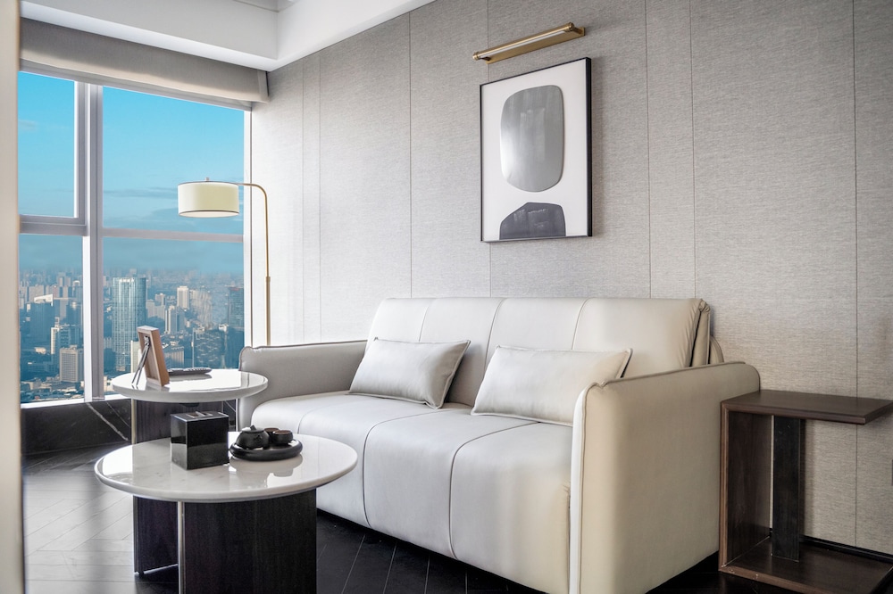 جناح عائلي بسرير كينج مع أريكة مع دخول صالة النادي، The Langbo Chengdu, in The Unbound Collection by Hyatt 3/4