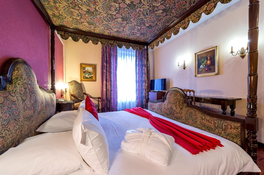 Diplomate Hotel 11/40