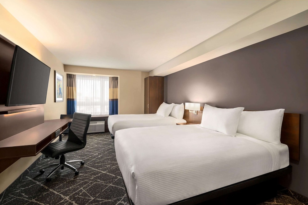 Microtel Inn and Suites by Wyndham Aurora 10/49