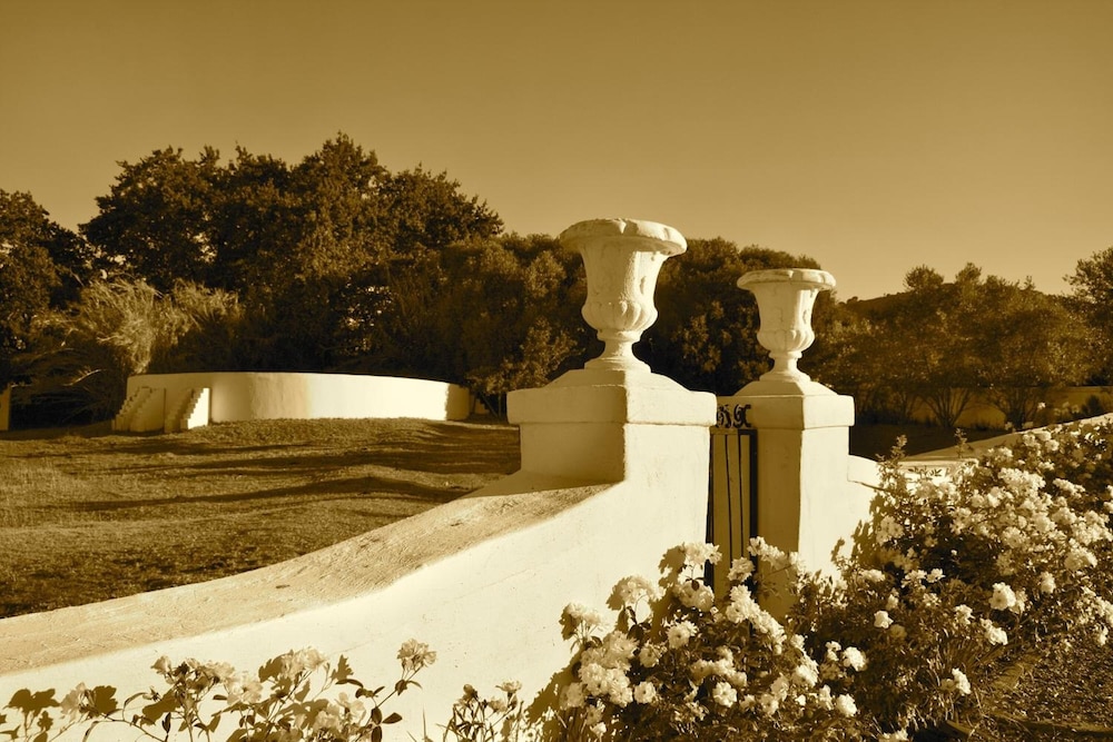Under Oaks Guest House 47/50