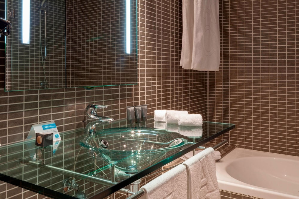AC Hotel by Marriott Madrid Airport 18/45
