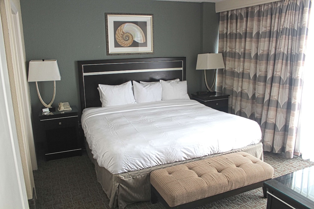 Radisson Suite Hotel Oceanfront 32/64