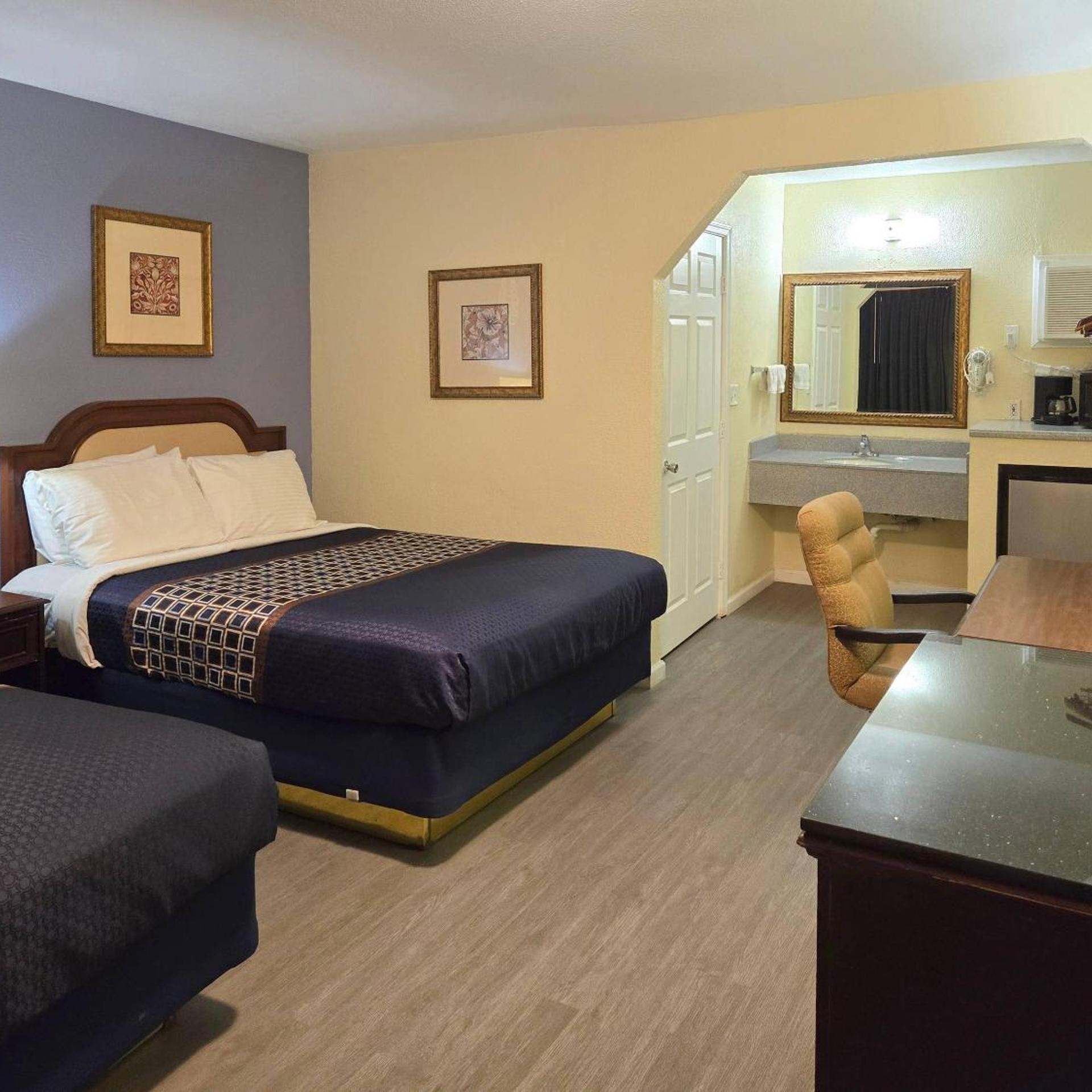 Room, King Bed, 2 Queen Beds, Rodeway Inn & Suites Blythe I-10, CA 10/10