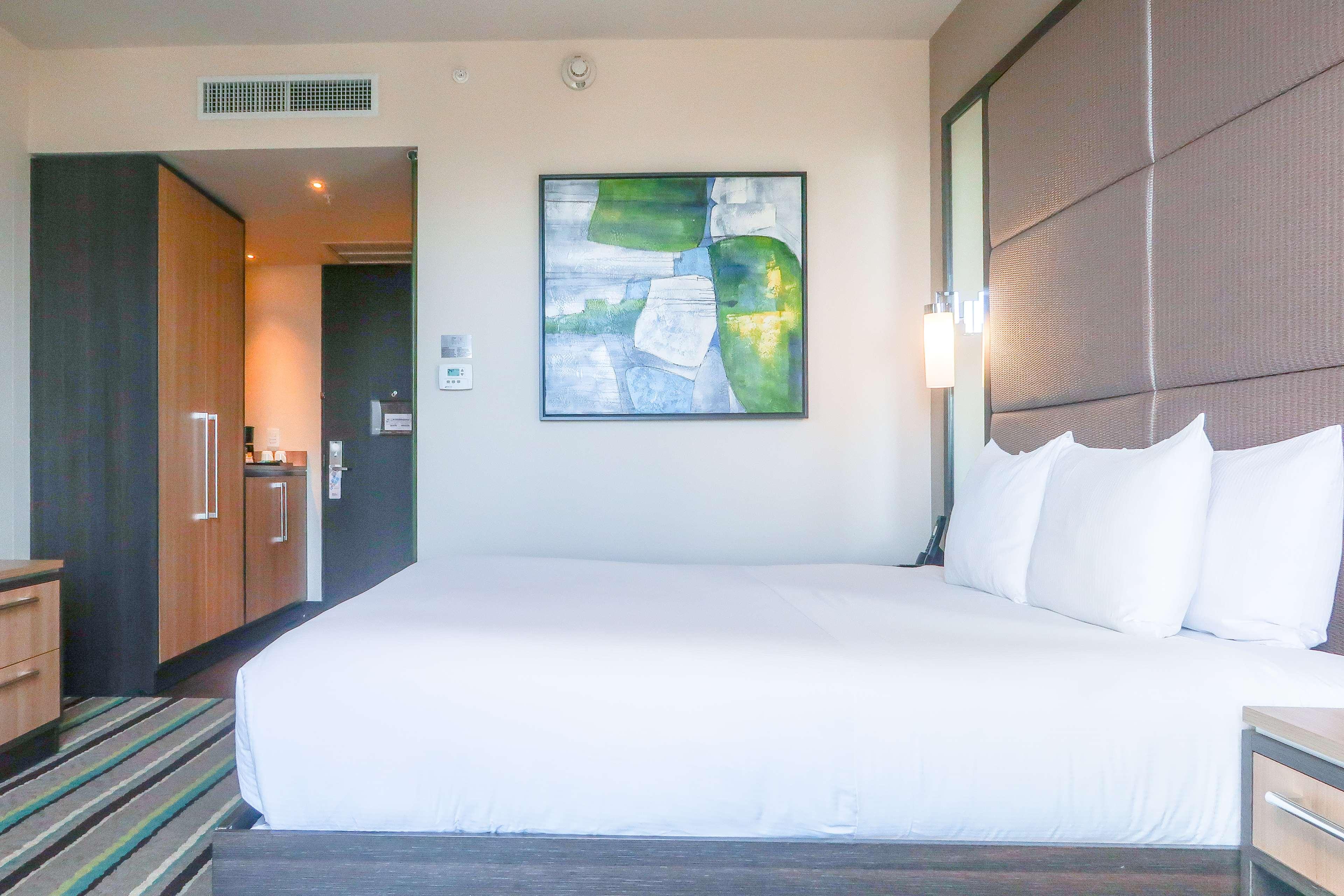 1 BEDROOM, SUITE, KING BED, SOFA