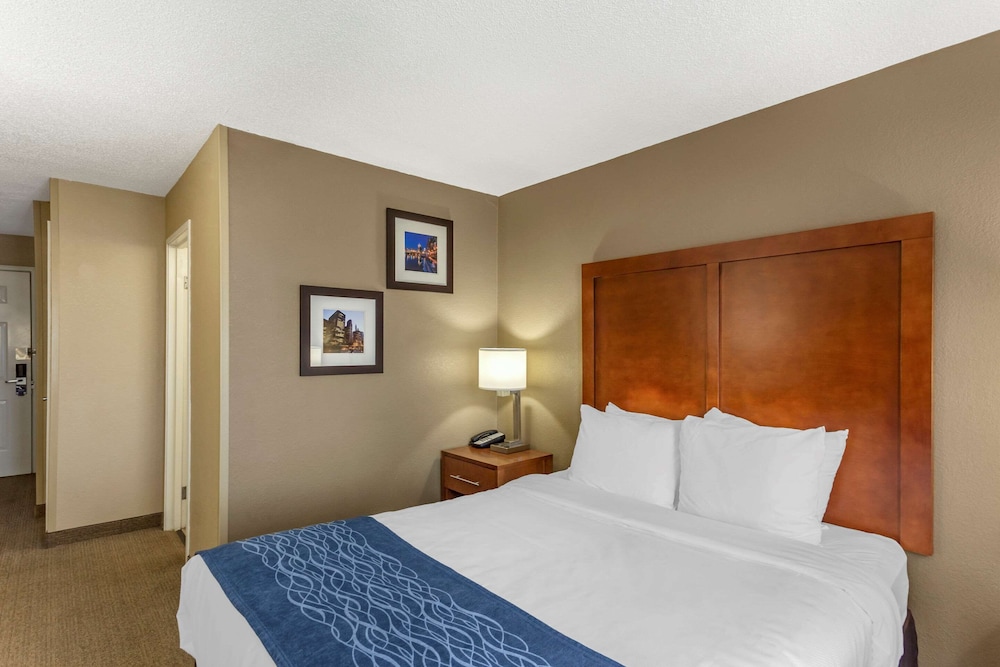 Comfort Inn Gurnee near Six Flags 14/35