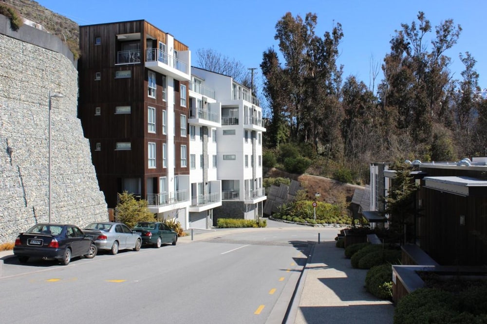 QUEENSTOWN VILLAGE APARTMENTS 47/54