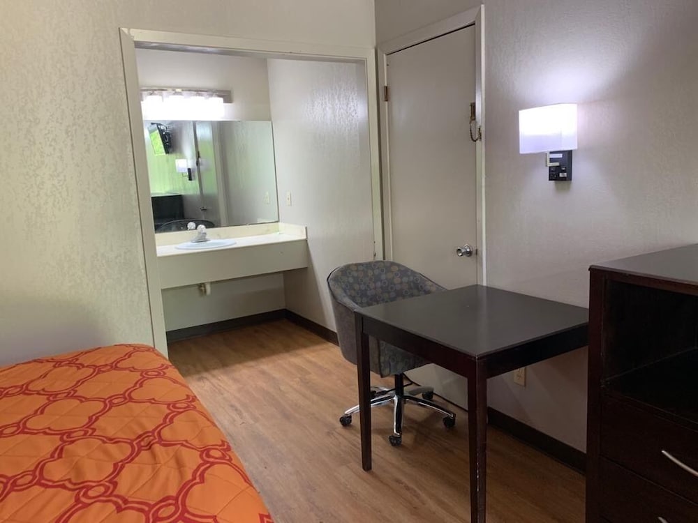 Relax Inn & Suites 20/21
