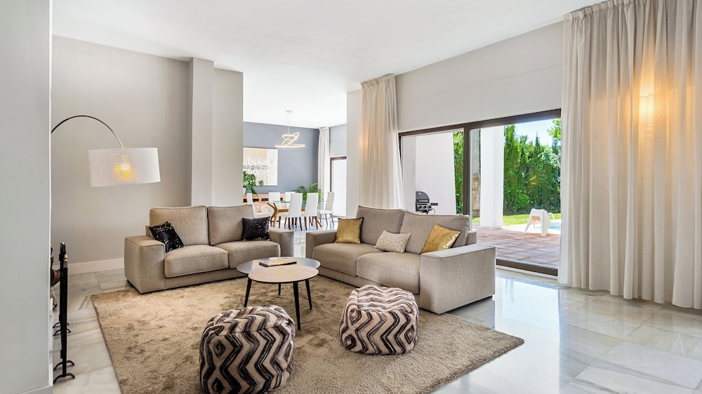 Host Villas & Suites 34/50