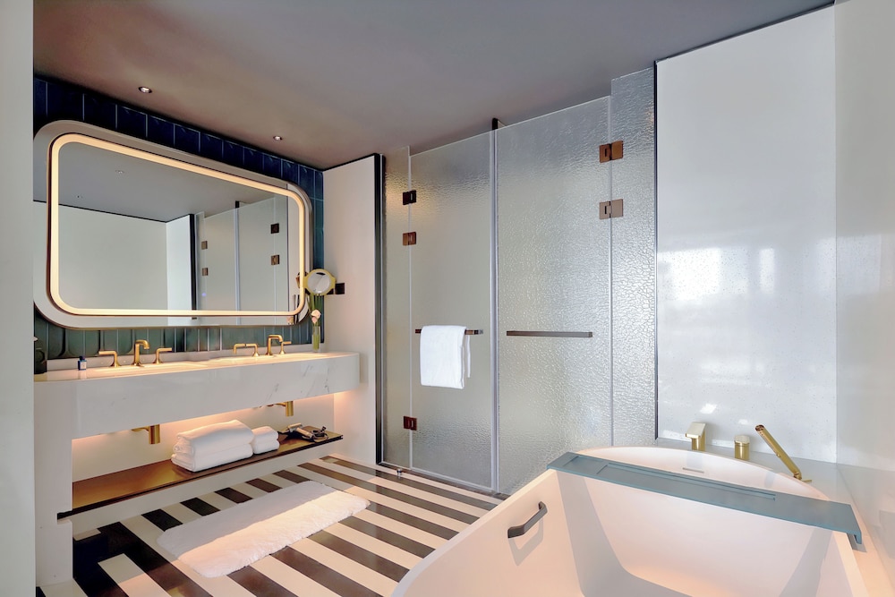Sofitel Shanghai North Bund 58/60