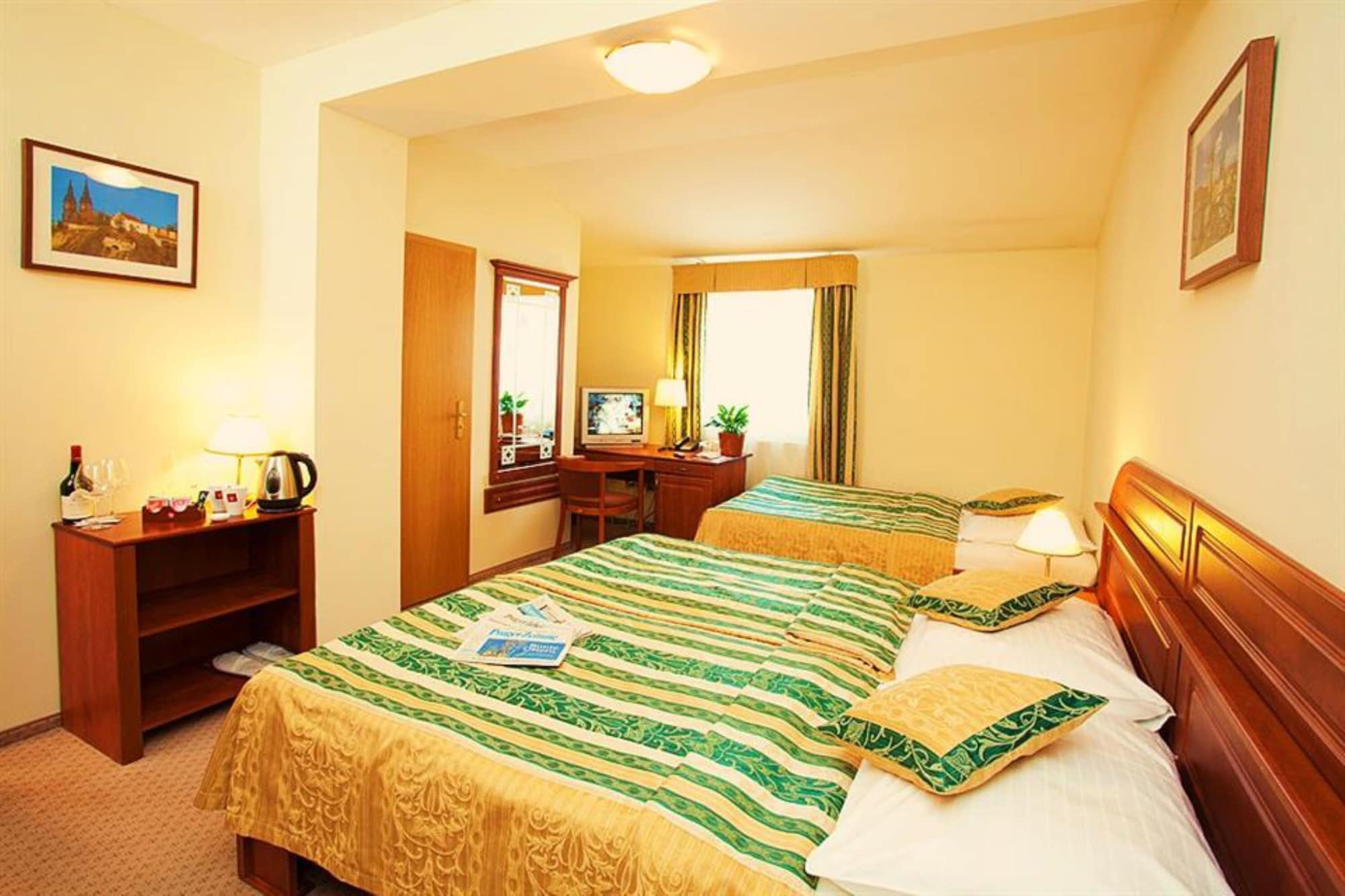 ROOM, TRIPLE