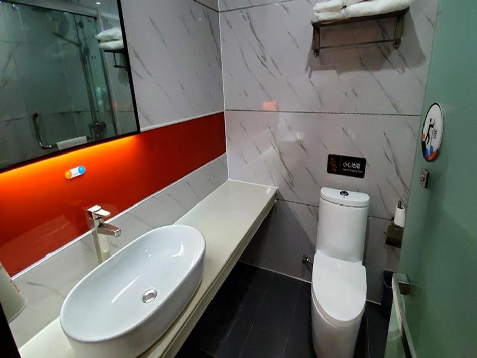 7 Days Premium Qingzhou Wanlong Shopping Mall 40/41