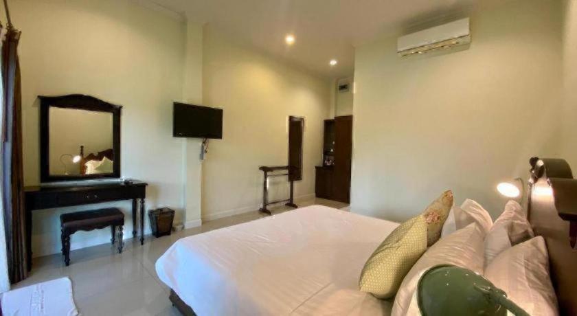 Ruen Maihom Riverside Cottage 11/63