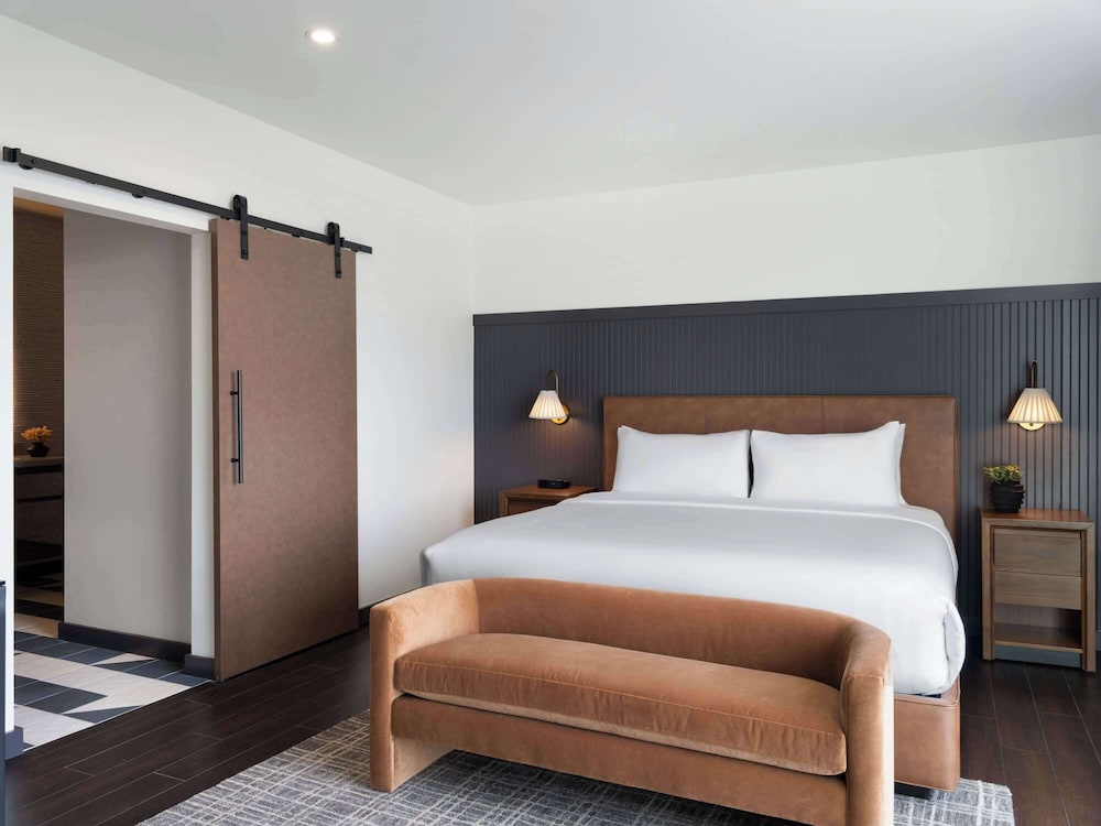 PREMIER, SUITE, KING BED