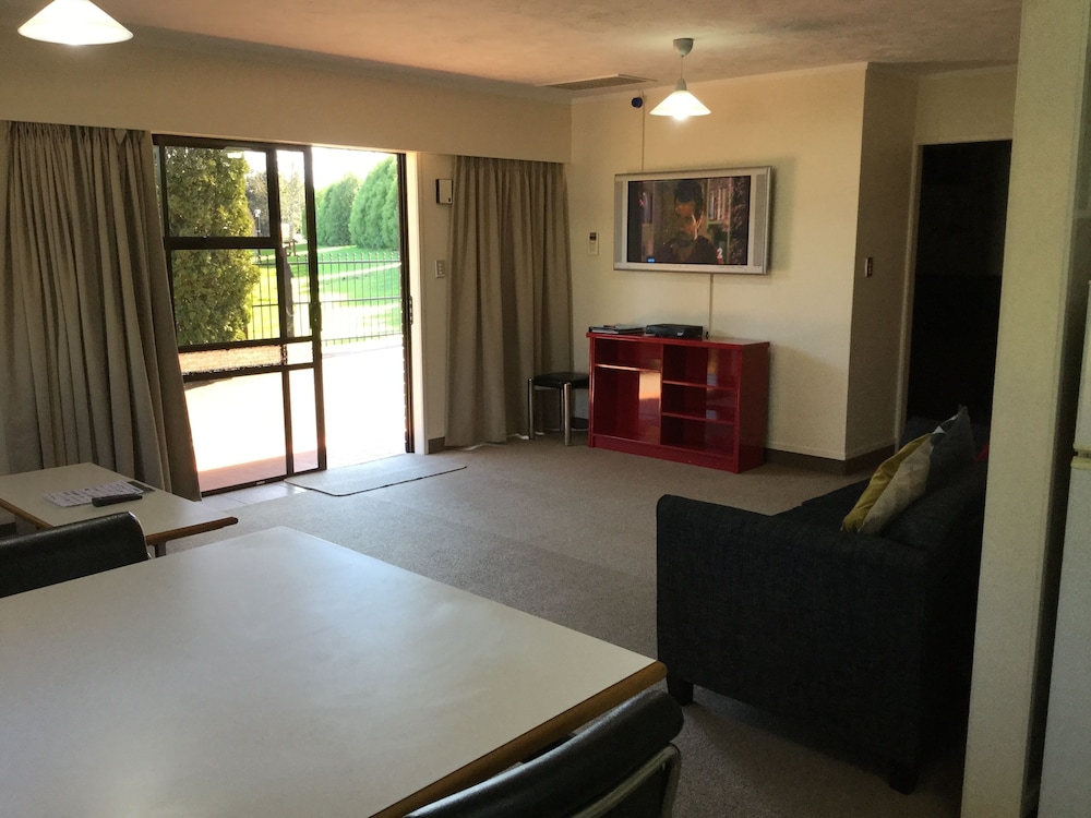 Beetham Park Motel 36/54