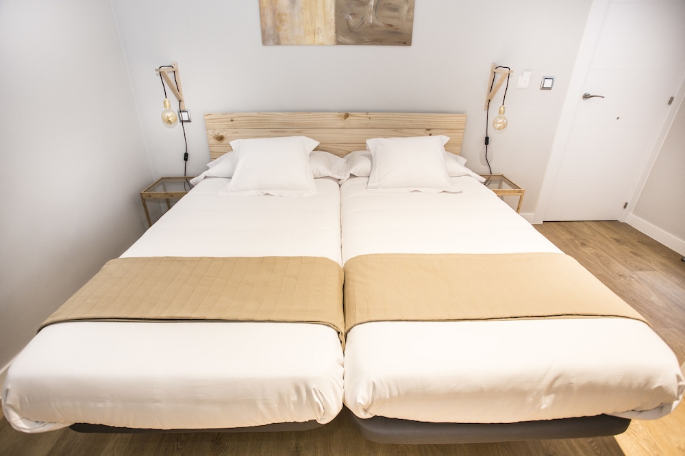 INTERIOR, TWIN BEDS