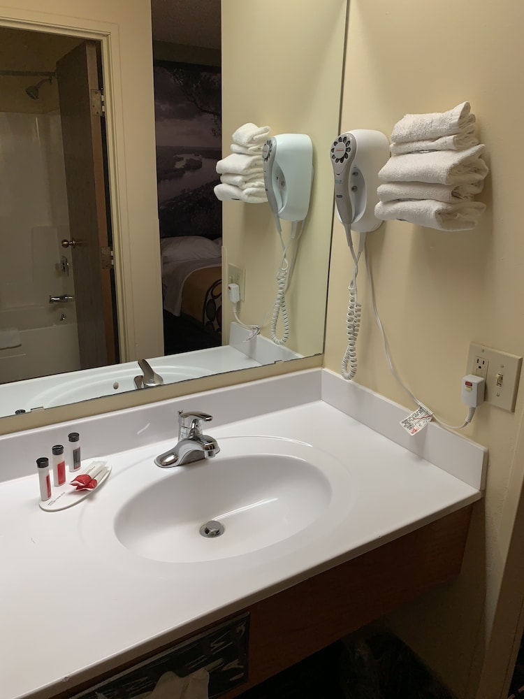 Super 8 by Wyndham Watertown WI 22/49