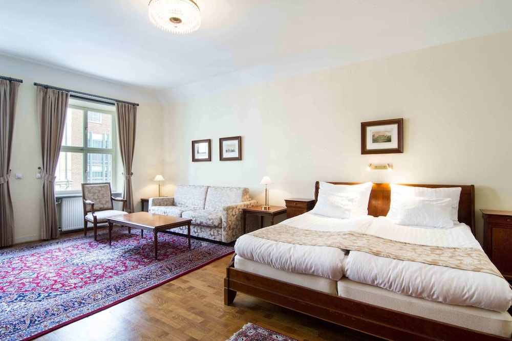 ROOM, QUADRUPLE