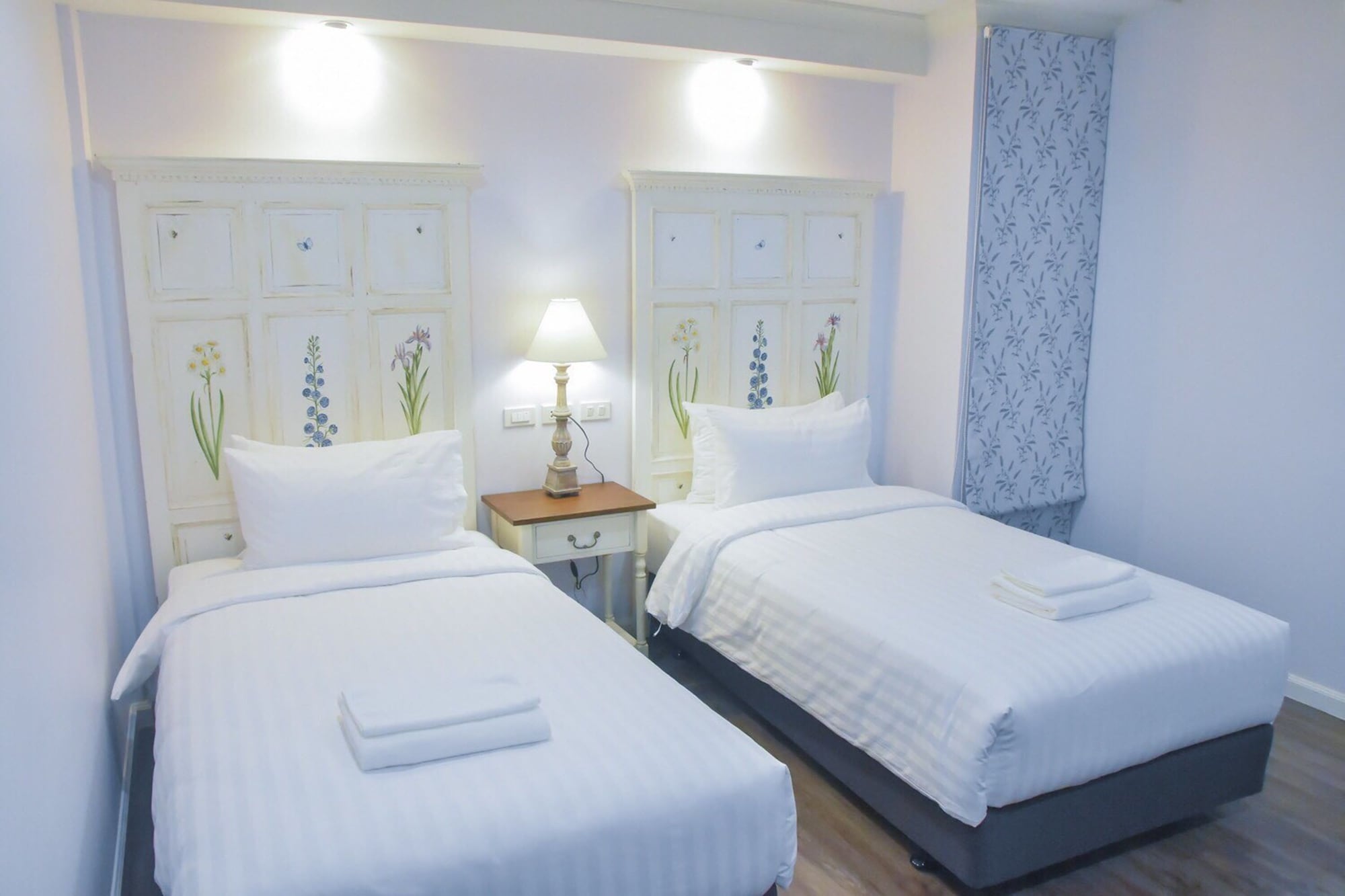 DELUXE, TWIN BEDS