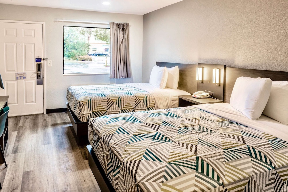 Motel6 Carlsbad, CA - Near Legoland 32/53