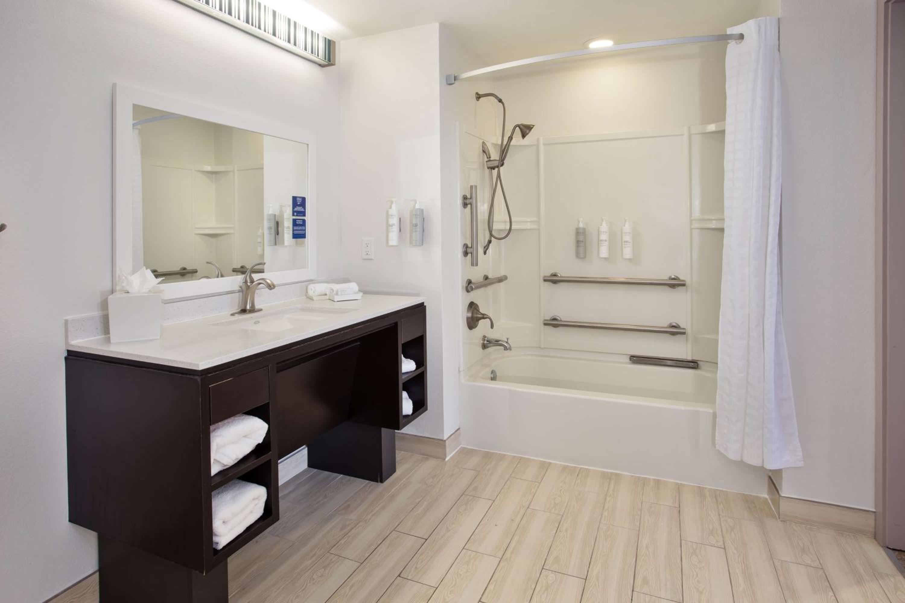 جناح بسرير كوين مع أريكة لذوي الإعاقة، Home2 Suites By Hilton Austin Cedar Park Tx 7/8