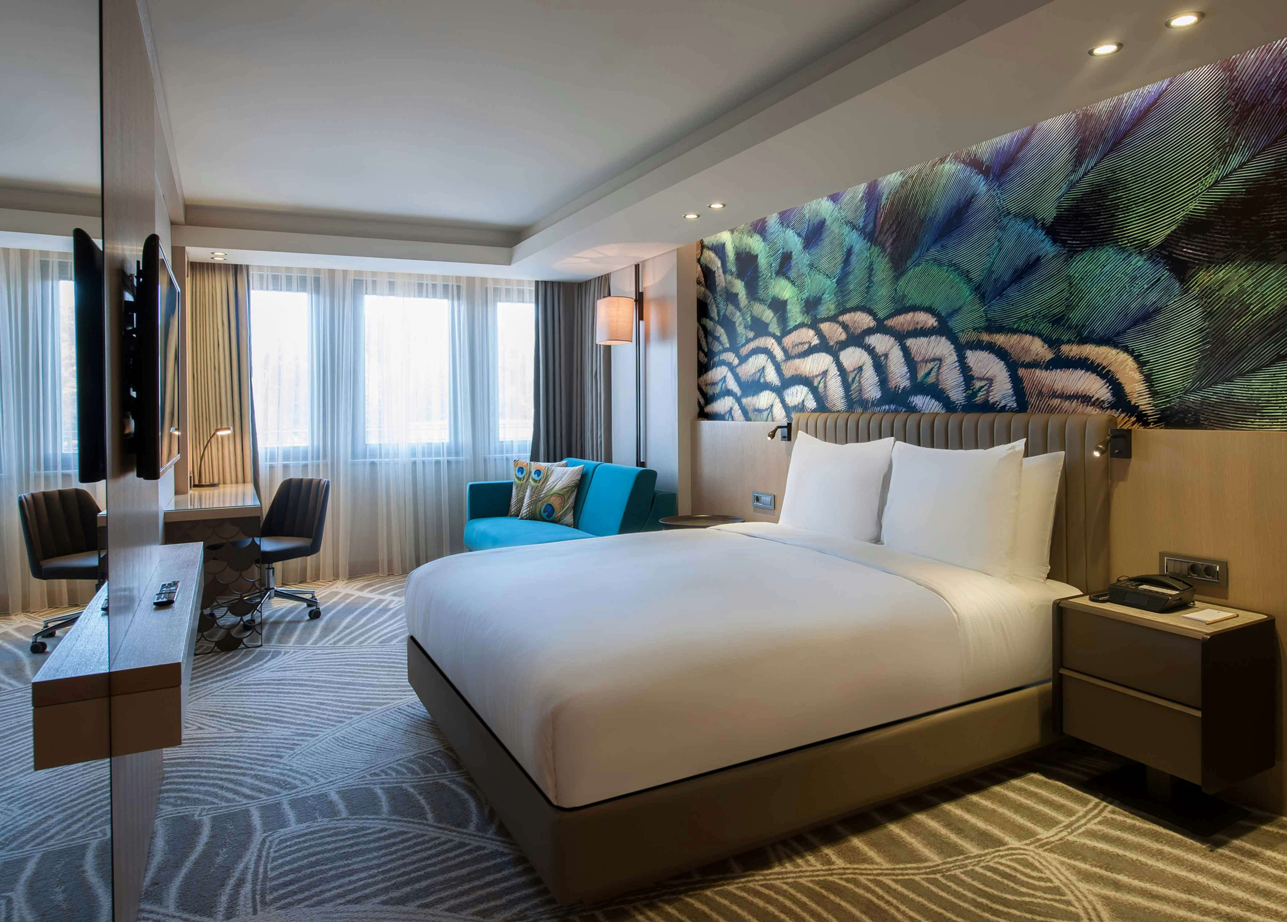 DELUXE, KING BED