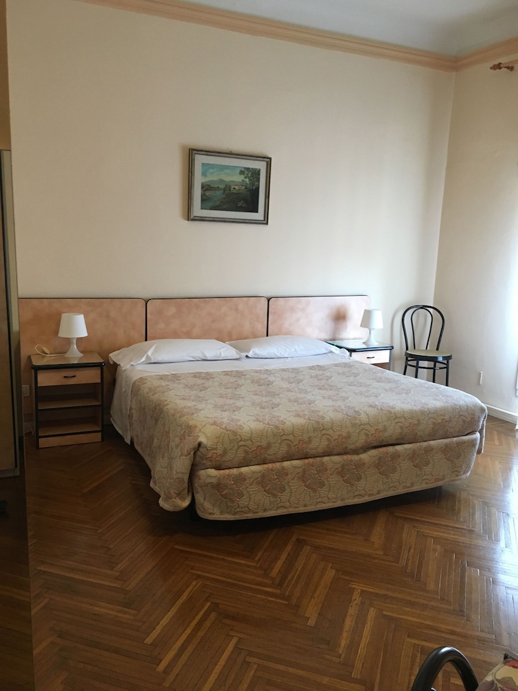 ROOM, DOUBLE OR TWIN BED, SHARED BATHROOM