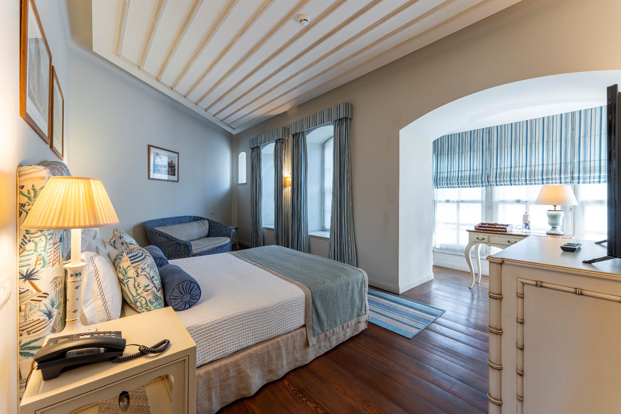 Standard, Queen Bed