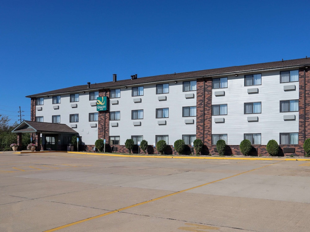 Quality Inn & Suites Bloomington I-55 and I-74 37/39