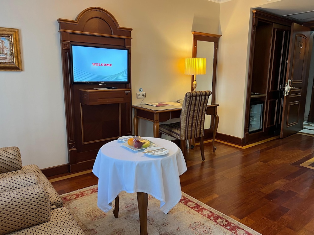 Glk Premier Regency Suites And Spa 69/74