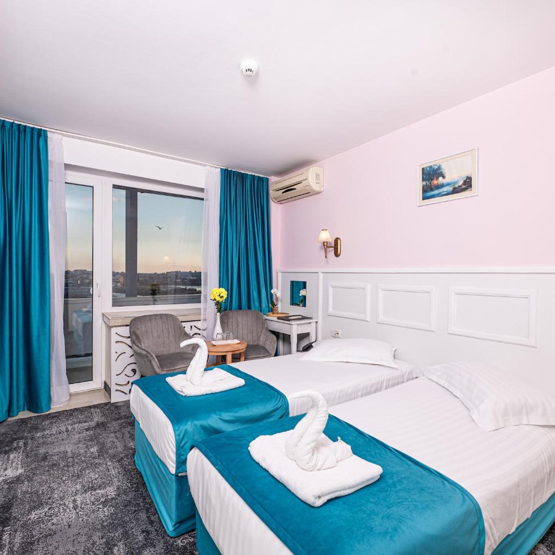 Superior, Twin Beds, Side Sea View