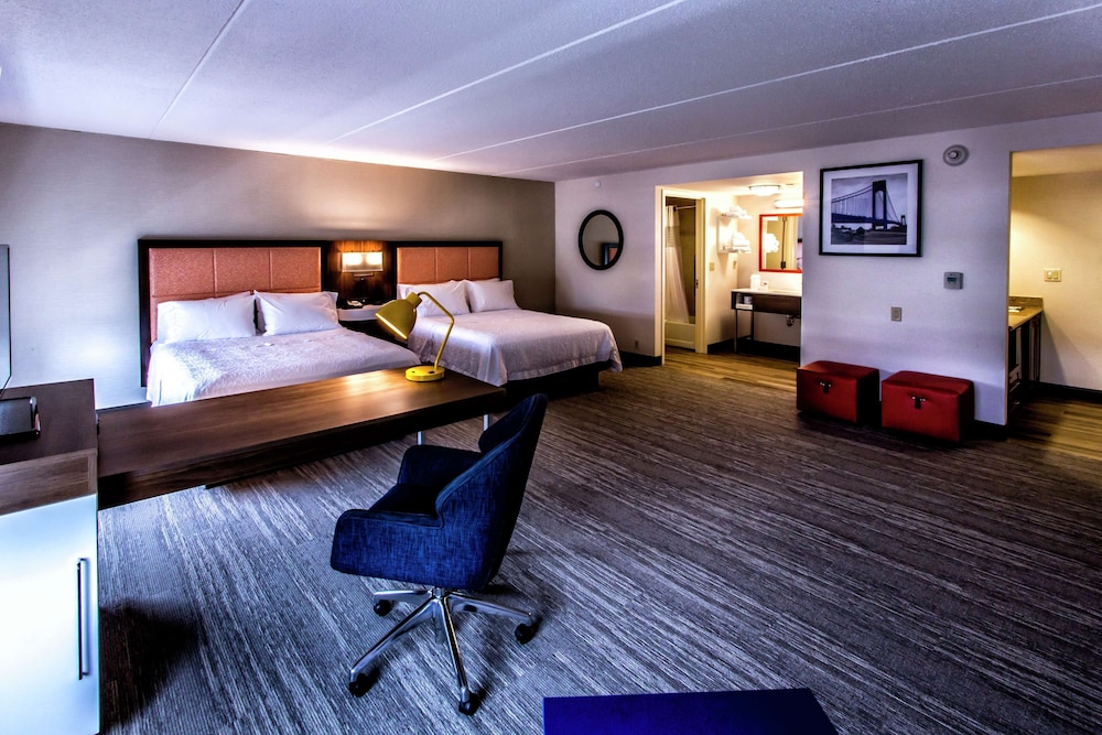 Hampton Inn And Suites Staten Island 40/41