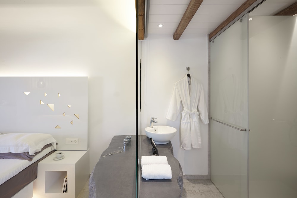Vrahos Boutique Hotel 77/80