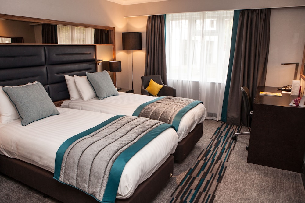 Elite Venue Selection Felbridge - Gatwick 23/75