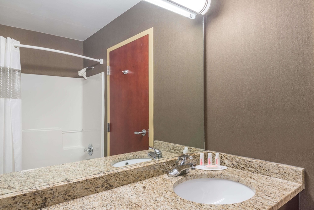 Ramada by Wyndham Catlettsburg/Ashland 14/35