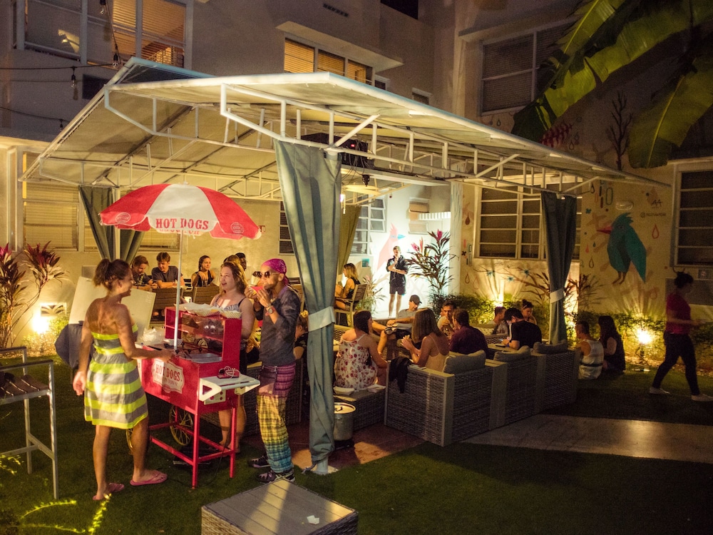 Beds N' Drinks Hostel 64/66