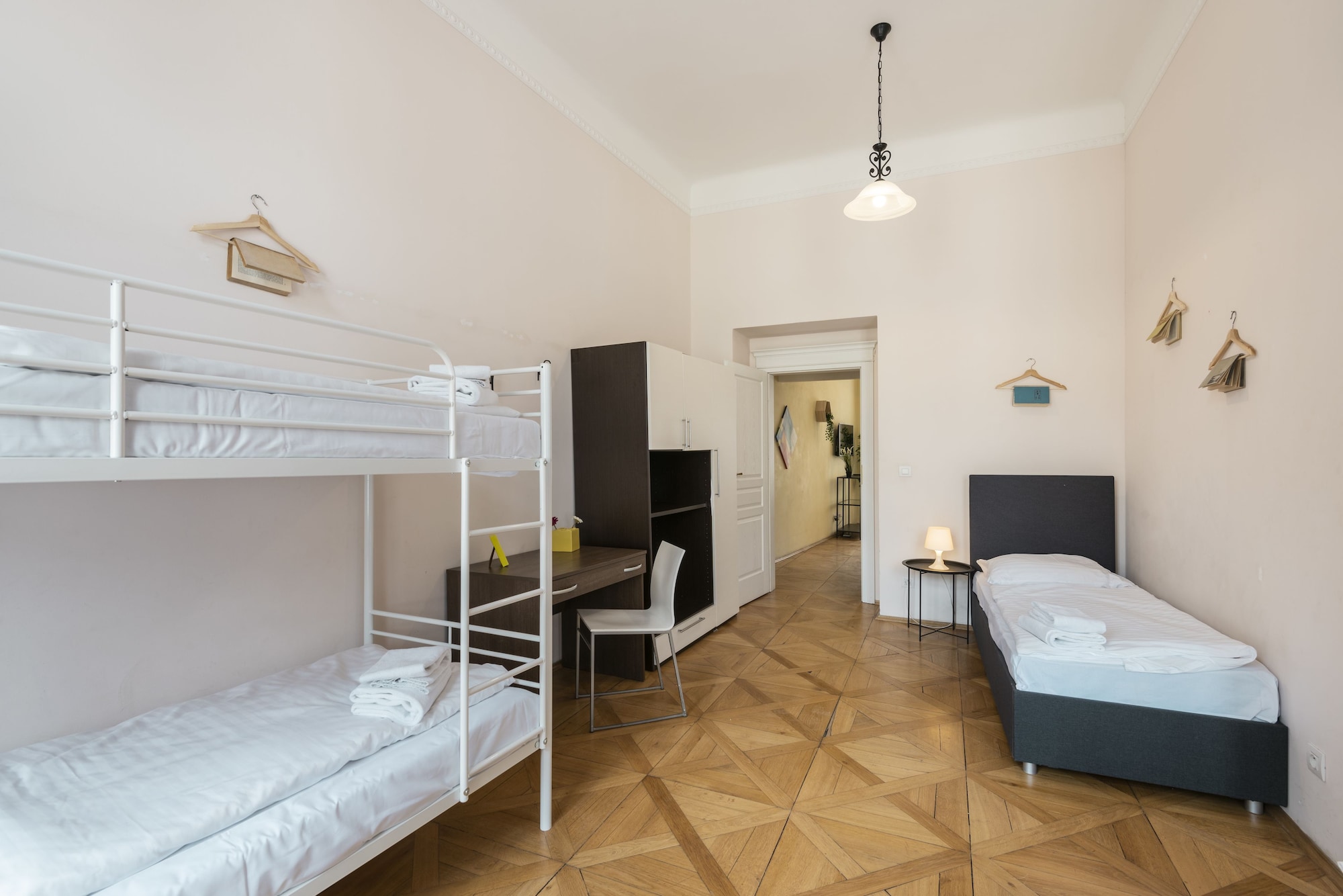2 Bedrooms, Design, Apartment, 5 Beds, Bunk Bed, Sofa، Hybernska Apartments 9/10